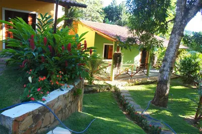 Um jardim no exterior de HOTEL CANTINHO DAS FLORES