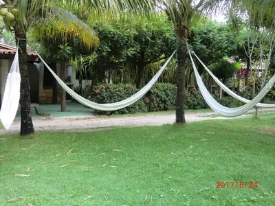 Um jardim no exterior de Pousada Yuste Beach Farm