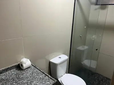 Uma casa de banho em Atlantico Flat