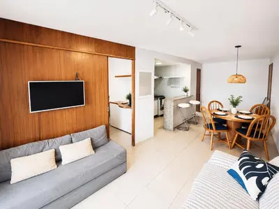 Uma televisão e/ou sistema de entretenimento em Hosts BR - Flat Vista Mar no Meireles