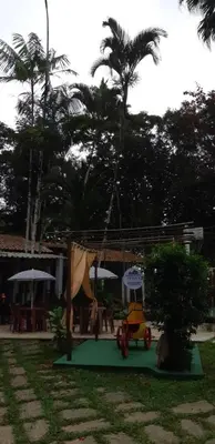 Um jardim no exterior de Pousada de serra TUTUCA