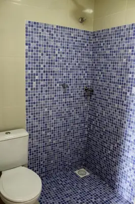Uma casa de banho em Flat com Varanda e Vista Mar