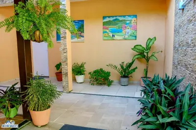 Um jardim no exterior de Pousada aconcheg'us