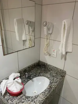 Uma casa de banho em Hotel Fortaleza Inn