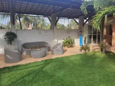 Um jardim no exterior de Pousada Porto das Dunas