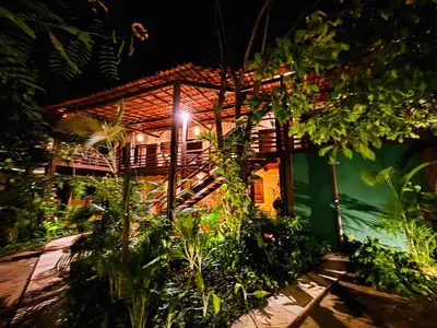 Um jardim no exterior de Villa Valencia
