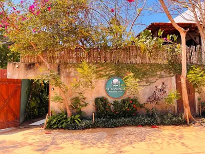 Um jardim no exterior de Villa Valencia