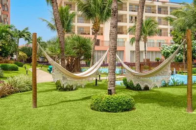 Um jardim no exterior de Beach Park Resort - Wellness