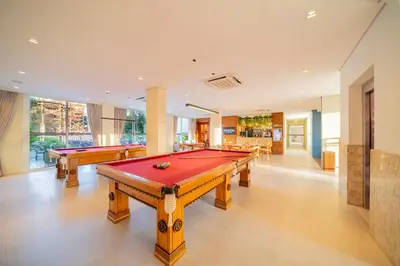 Uma mesa de bilhar em Beach Park Resort - Wellness
