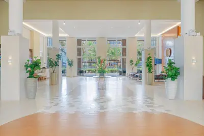A área de receção ou átrio de Beach Park Resort - Acqua