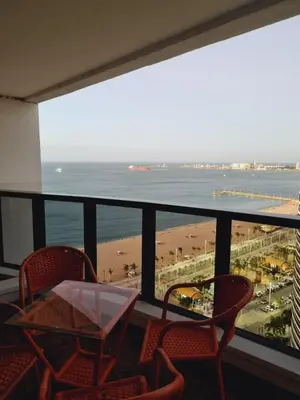 Uma vista do mar geral ou uma vista do mar a partir do apartamento