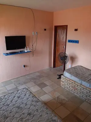 Uma televisão e/ou sistema de entretenimento em Flat Casa Taiba 2001