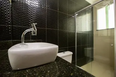 Uma casa de banho em Porto das Dunas Casa Temporada Estilo e Conforto