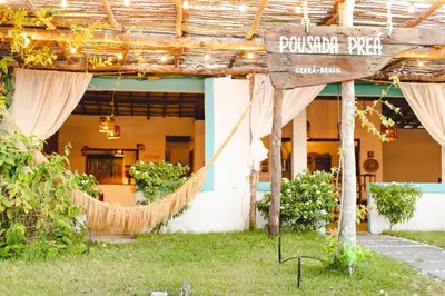 Um jardim no exterior de Pousada Preá