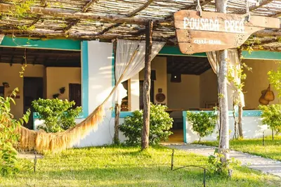 Um jardim no exterior de Pousada Preá