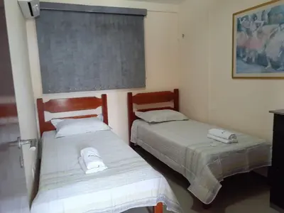 Uma cama ou camas num quarto em Apto. 100m da feirinha da beira mar