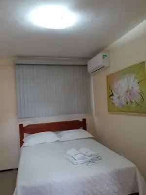 Uma cama ou camas num quarto em Apto. 100m da feirinha da beira mar