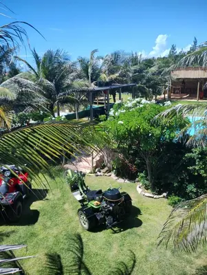 Um jardim no exterior de Nascer do Sol Kitesurf House