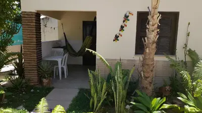 Um jardim no exterior de Pousada Subindo as Dunas