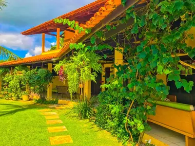Um jardim no exterior de Pousada Paraíso do Vento