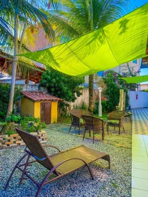 Um jardim no exterior de Pousada Paraíso do Vento
