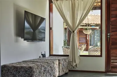 Uma televisão e/ou sistema de entretenimento em Condomínio Villa Conduru - Casa completa
