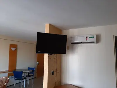 Uma televisão e/ou sistema de entretenimento em Praia Mansa Suite Hotel apto de 1 quarto