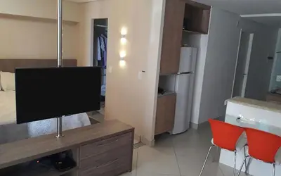 Uma televisão e/ou sistema de entretenimento em Apto à beira-mar com wi-fi e piscina em Fortaleza