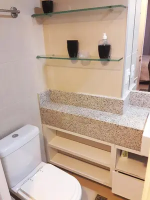 Uma casa de banho em Apto à beira-mar com wi-fi e piscina em Fortaleza