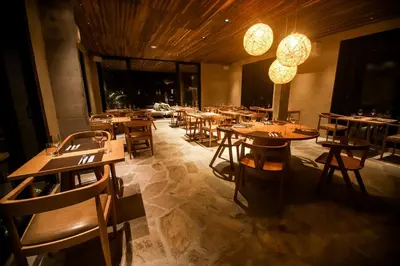 Um restaurante ou outro lugar para comer em Makena Hotel