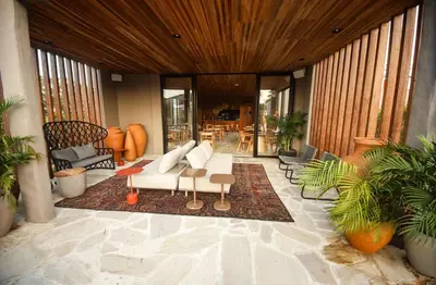 Uma área de estar em Makena Hotel