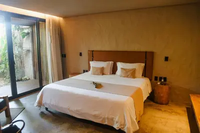Uma cama ou camas num quarto em Makena Hotel
