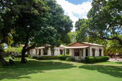 Um jardim no exterior de Pousada Recreio Casa Grande