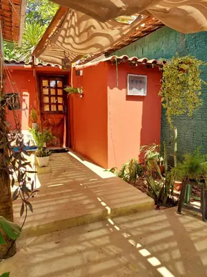 Um jardim no exterior de Casa IURUKUA-bangalos com ou sem cozinha, perto da praia e cercados pela natureza