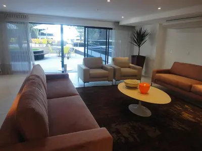 Uma área de estar em Fortaleza VIP Experience