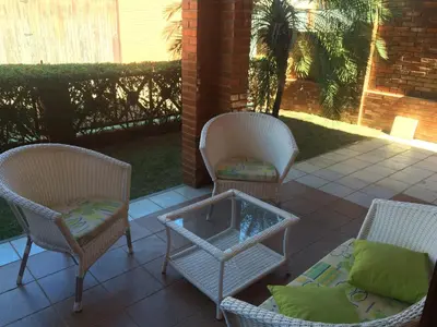 Uma área de estar em Linda casa Porto das Dunas: 4 suítes, churrasqueira e piscina
