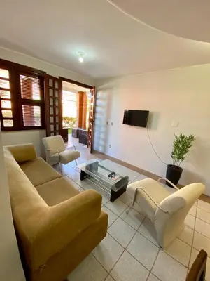 Uma televisão e/ou sistema de entretenimento em Linda casa Porto das Dunas: 4 suítes, churrasqueira e piscina