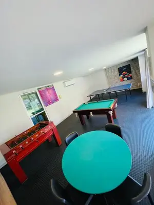 Uma mesa de bilhar em JJ ALUGUÉIS TEMPORADA VG FUN PRAIA APT 2 QUARTOS ao lado do hotel Vila Galé