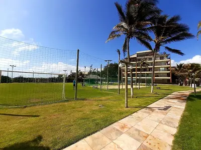 Um jardim no exterior de Beach Living - Porto das Dunas - Ap Terreo 200m Beach Park PÉ NA AREIA