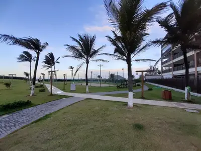 Um jardim no exterior de Beach Living - Porto das Dunas - Ap Terreo 200m Beach Park PÉ NA AREIA