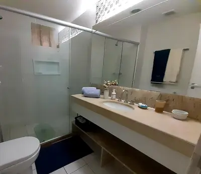Uma casa de banho em Beach Living - Porto das Dunas - Ap Terreo 200m Beach Park PÉ NA AREIA