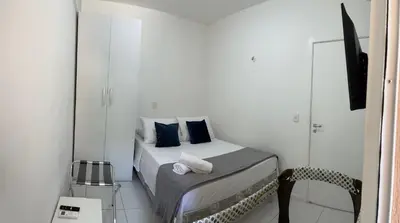 Uma cama ou camas num quarto em PALM BEACH Porto das Dunas, apartamento todo climatizado TÉRREO a 350 metros Beach Park
