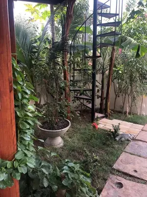 Um jardim no exterior de Villa Cajuiero Inn