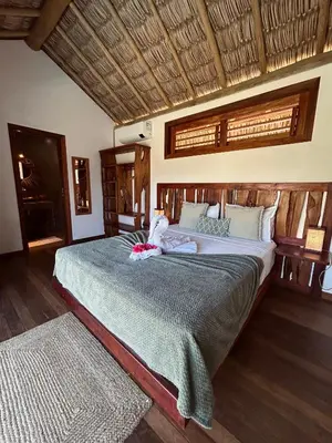 Uma cama ou camas num quarto em Tiki Pool's Bungalows