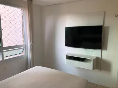 Uma televisão e/ou sistema de entretenimento em Vila do Porto Resort - Charme e Conforto!