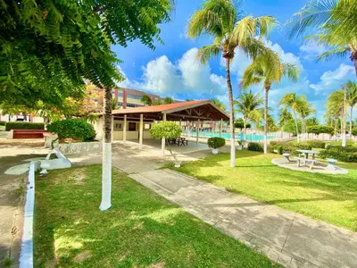 Um jardim no exterior de Ap da Tia Fê no paraíso da Praia de Morro Branco