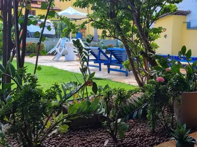 Um jardim no exterior de Apartamento 04 - Praia do Futuro