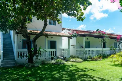 Um jardim no exterior de Barra Beach House
