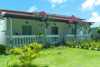 Um jardim no exterior de Barra Beach House