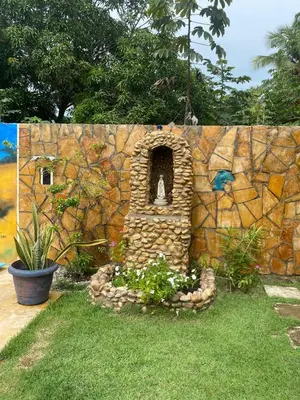 Um jardim no exterior de Pousada do Guerreiro